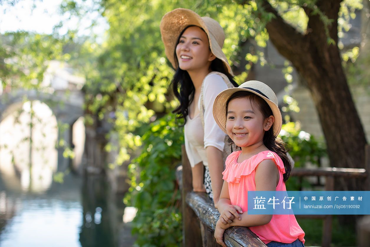 母女俩旅游度假