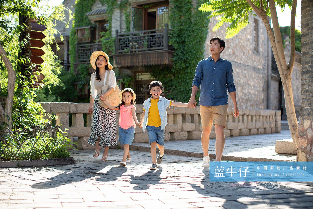 年轻家庭旅游度假-蓝牛仔影像-中国原创广告影像素材