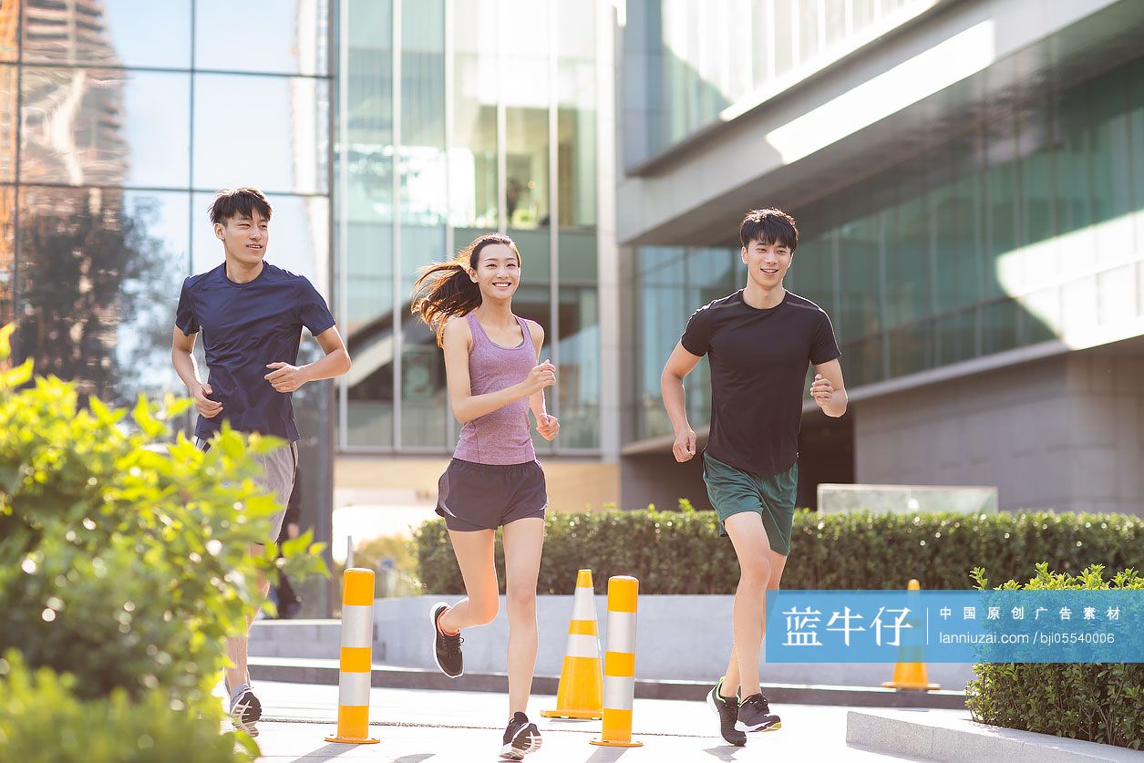 年轻人户外跑步