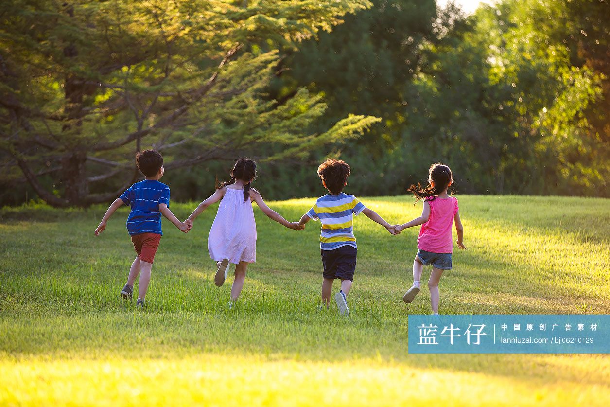 儿童在草地上奔跑