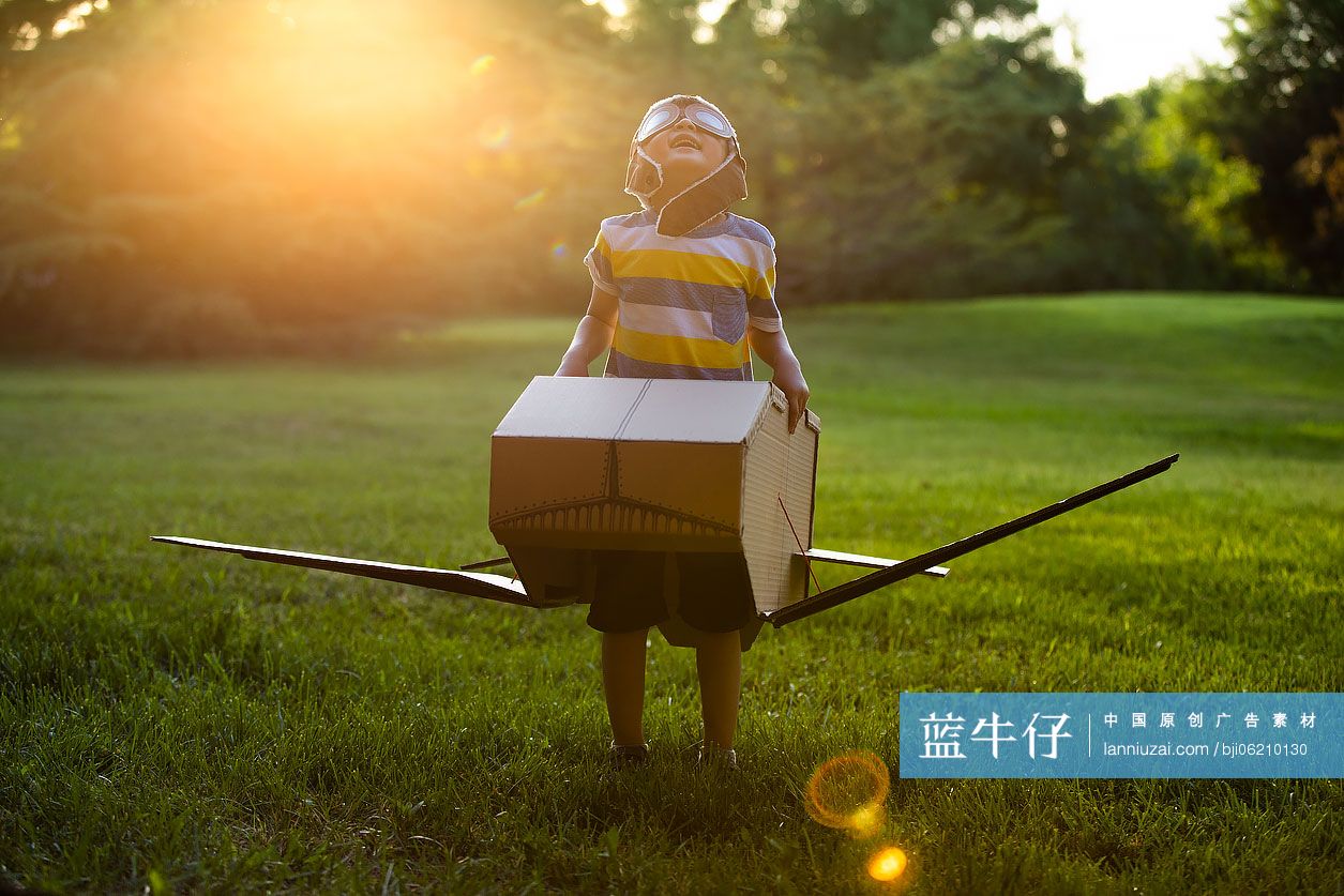 快乐的小男孩在草地上玩耍