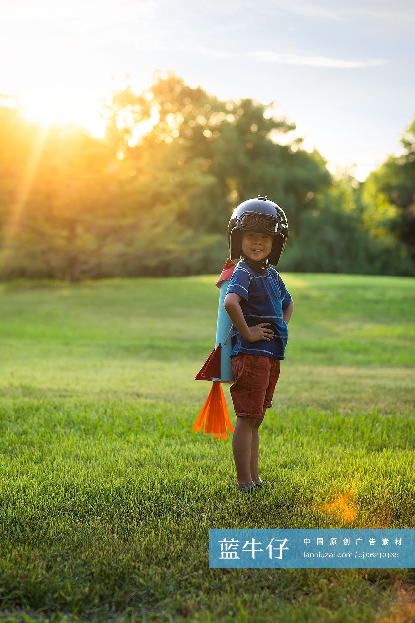 快乐的小男孩在草地上玩耍