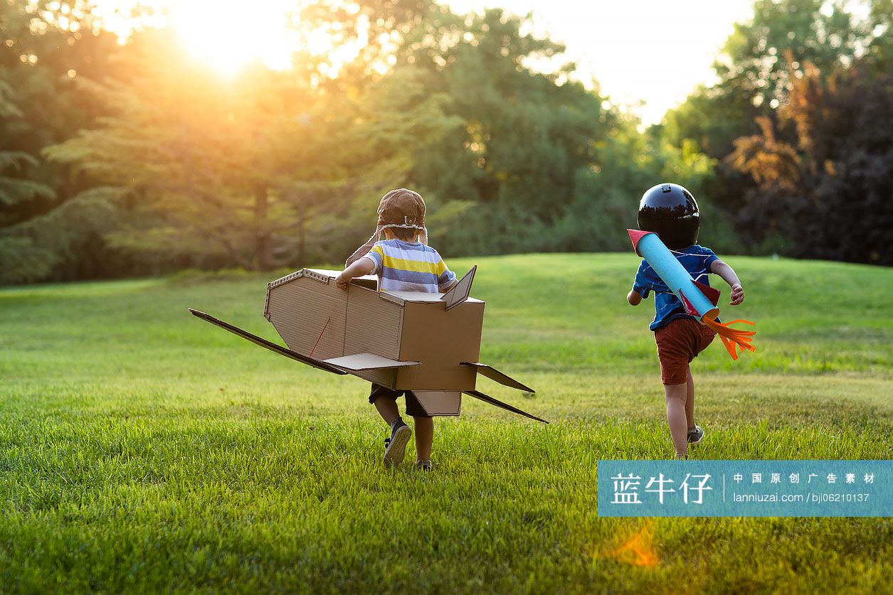 小男孩在草地上玩耍