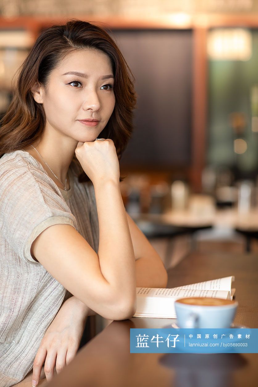 优雅女士在咖啡店喝咖啡