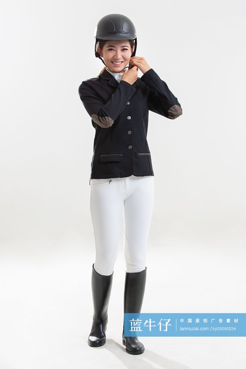 年轻女士戴马术帽