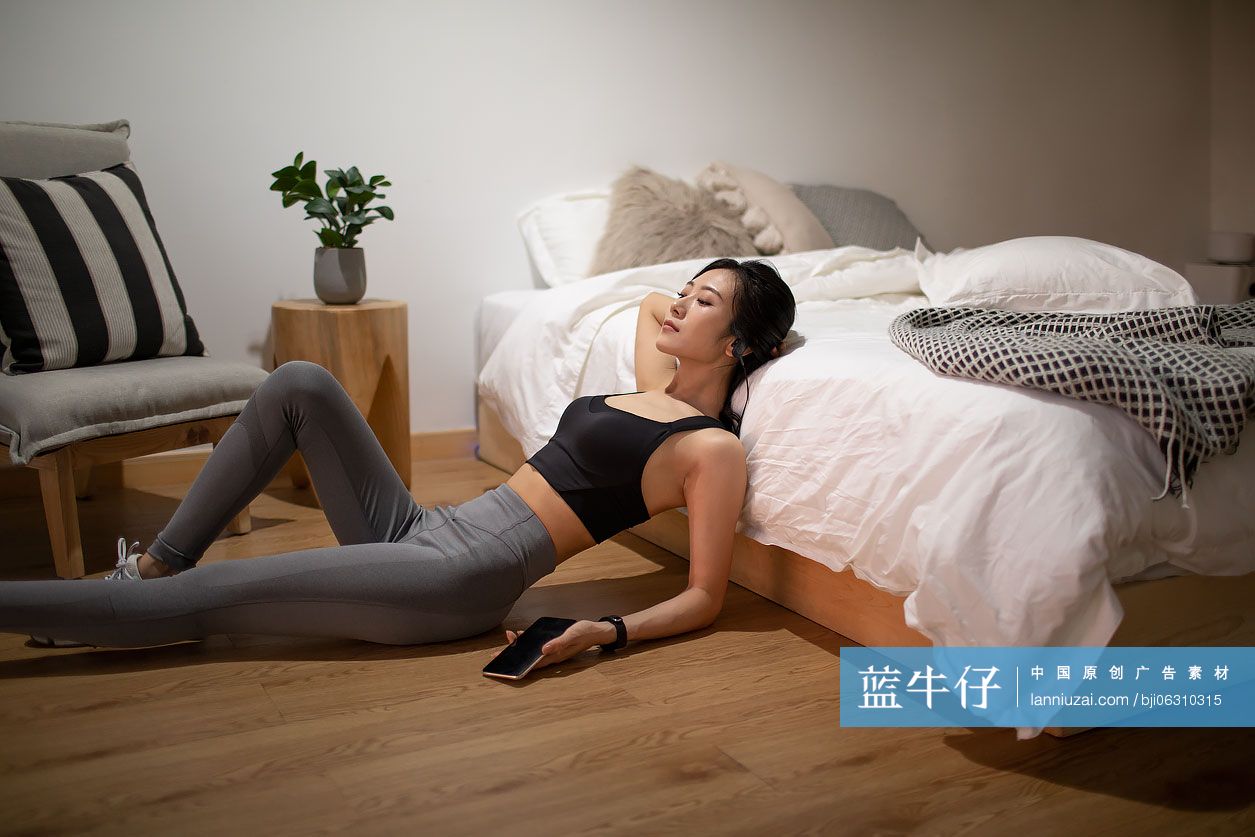 年轻女士晨练后休息