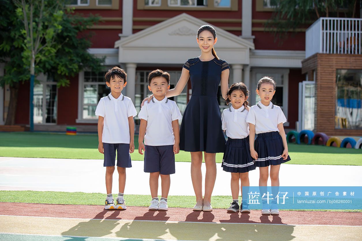 幼儿园老师和学生在操场上