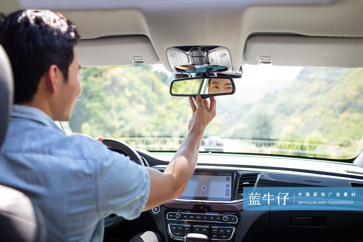 年轻男士驾驶汽车