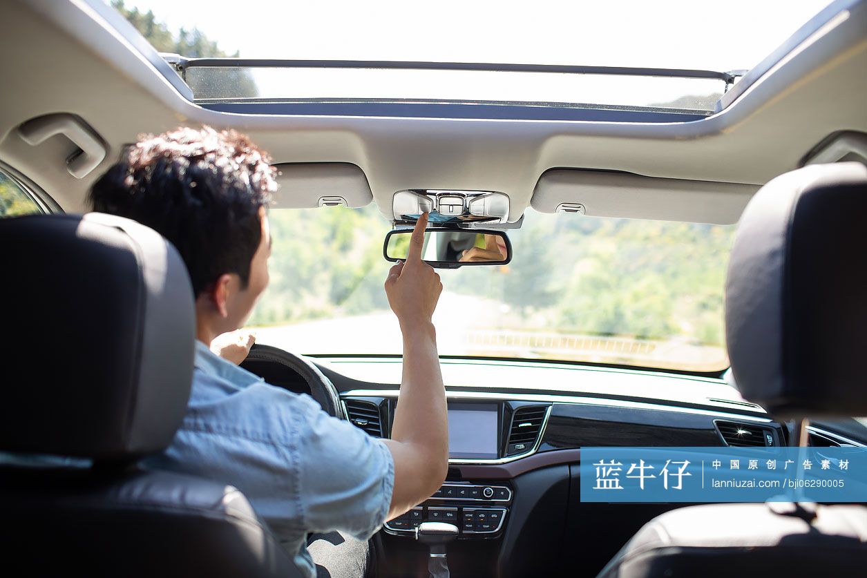 年轻男士驾驶汽车