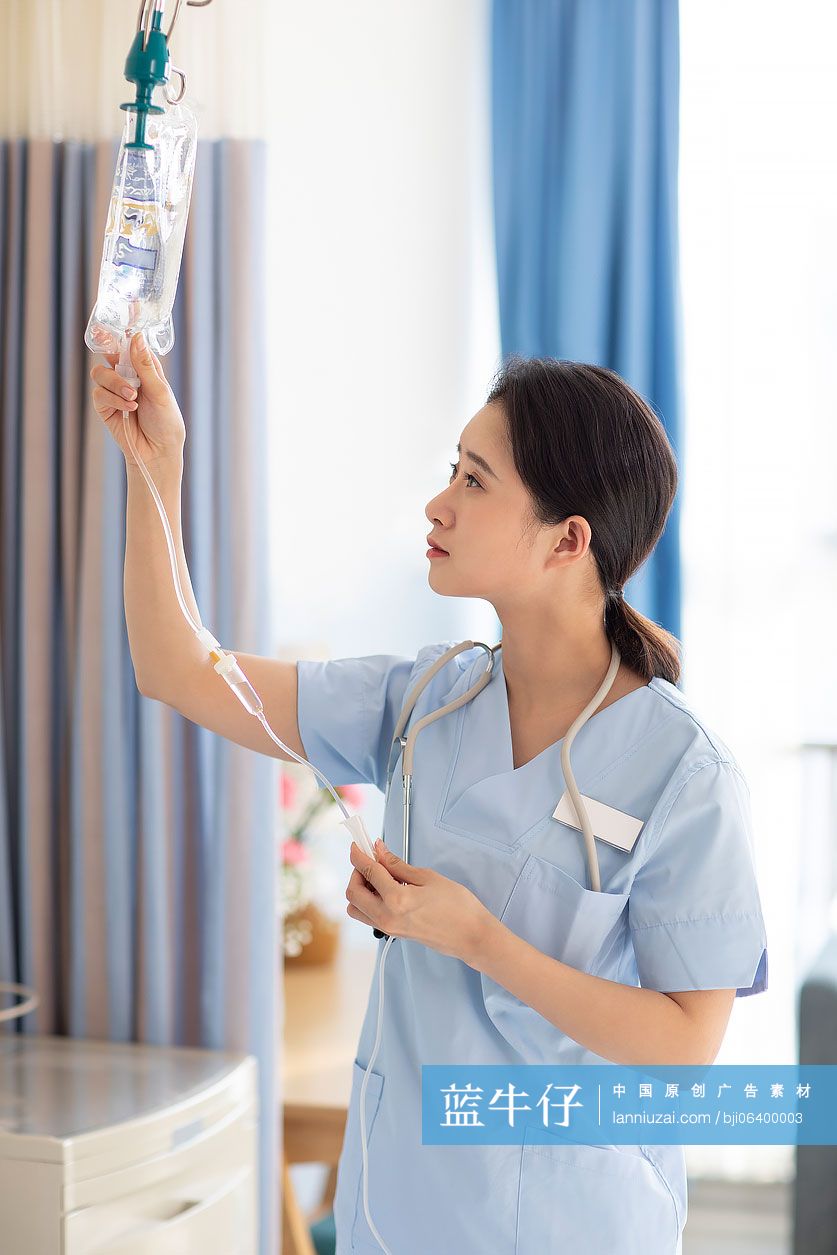 年轻女护士在病房