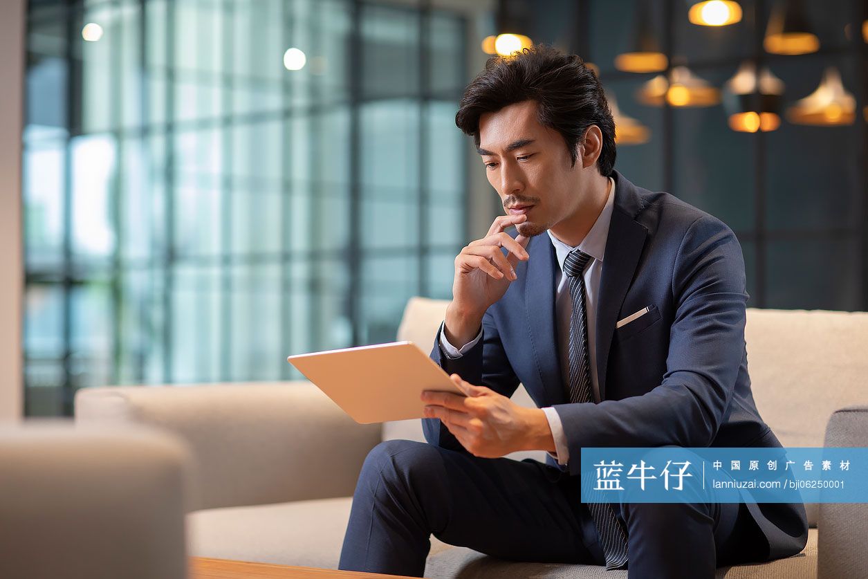 成功商务男士使用平板电脑