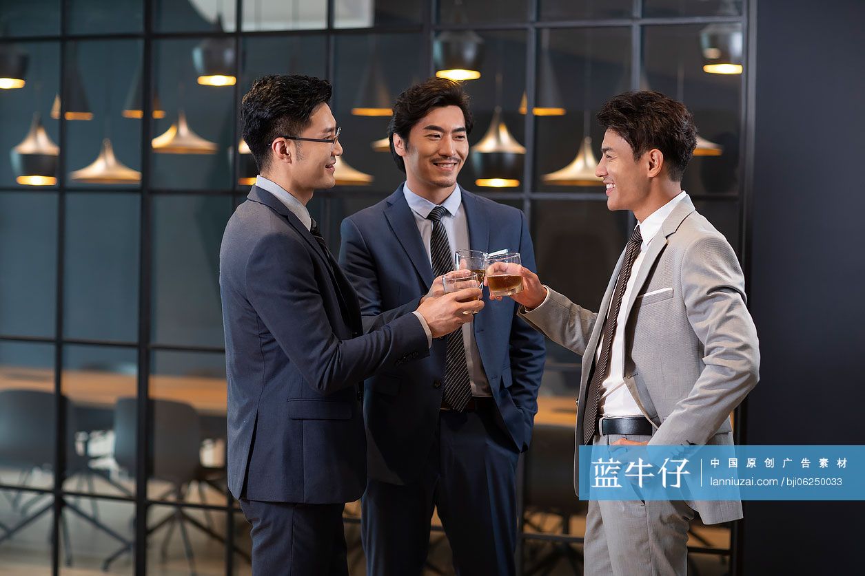 成功商务男士举杯庆祝