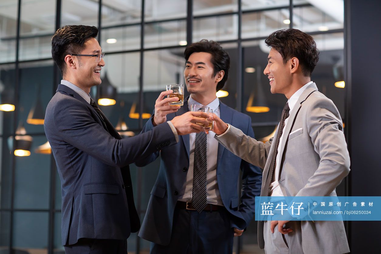 成功商务男士举杯庆祝