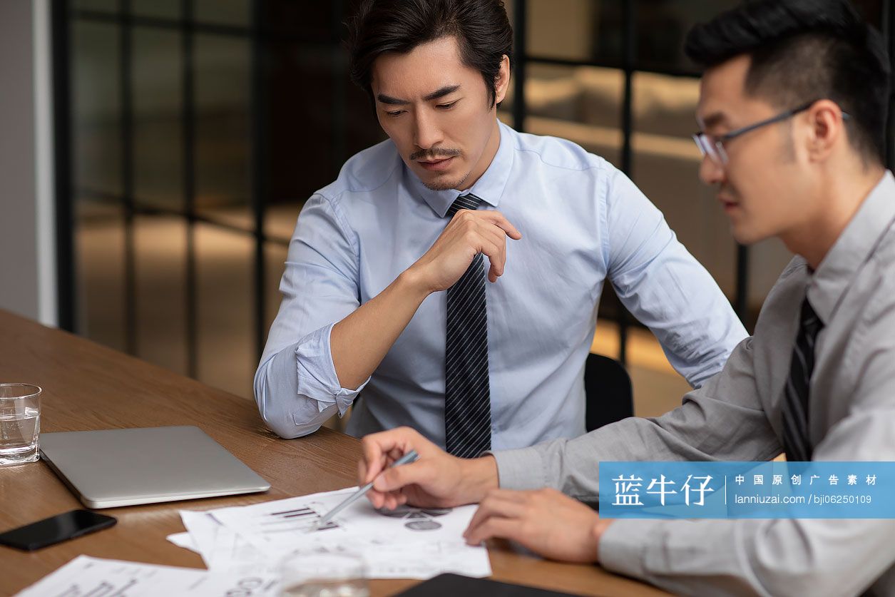 成功商务男士在办公室分析报告