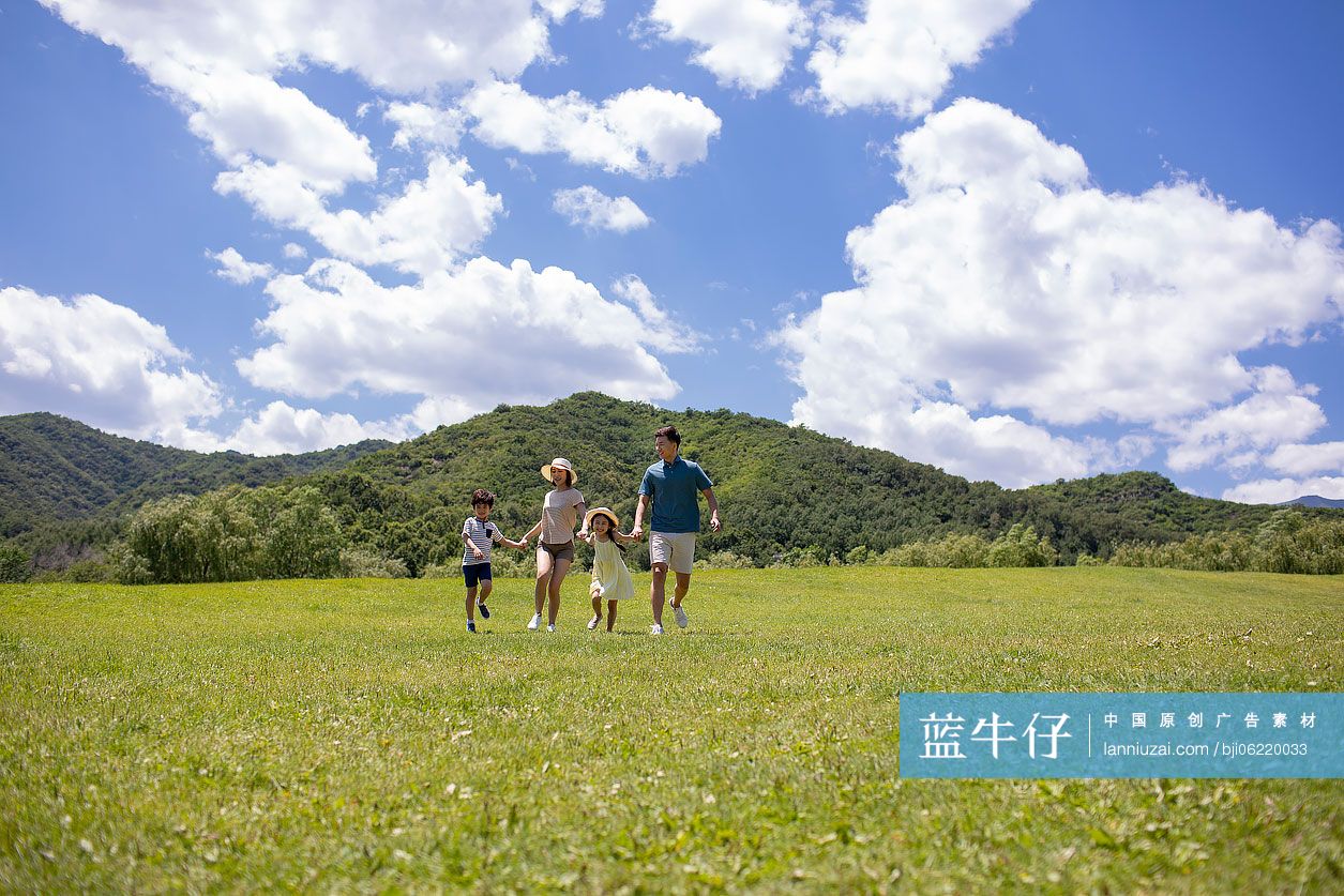 快乐的年轻家庭户外玩耍