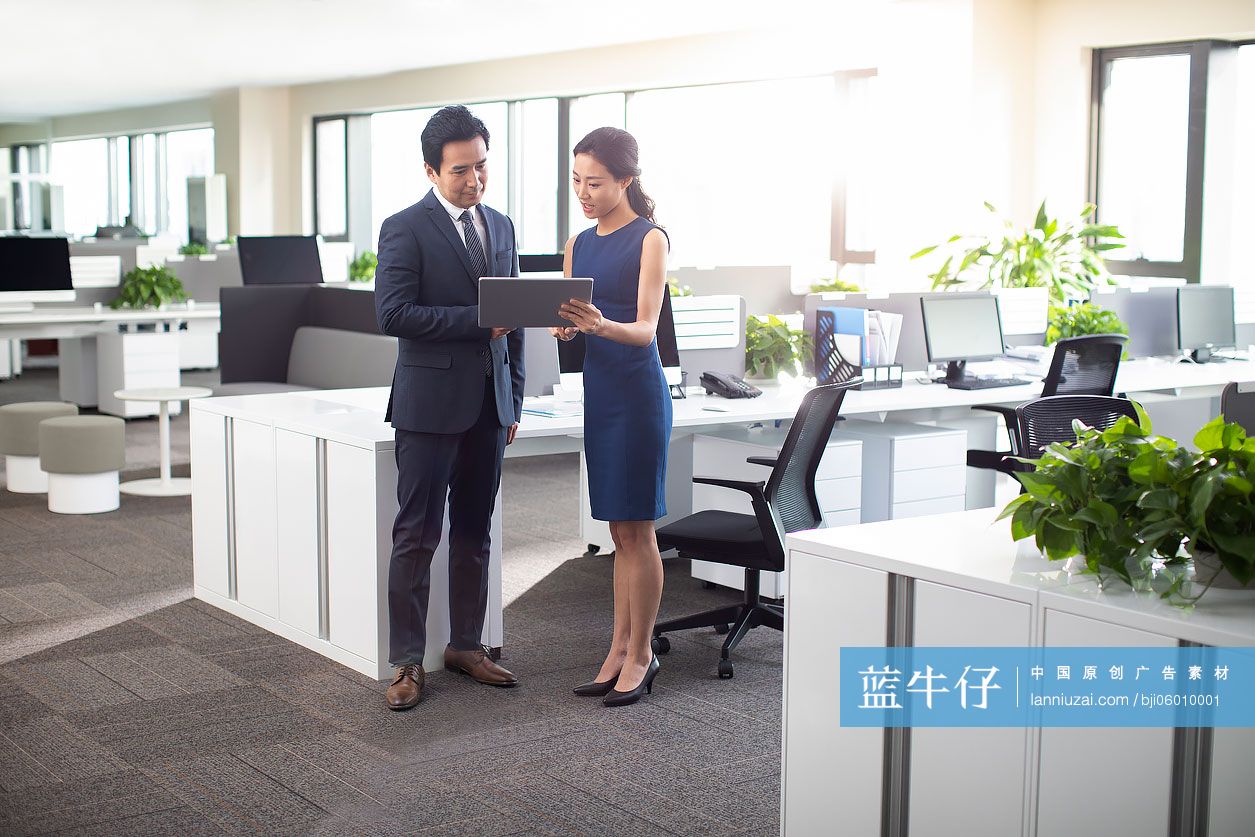 商务人士在办公室讨论