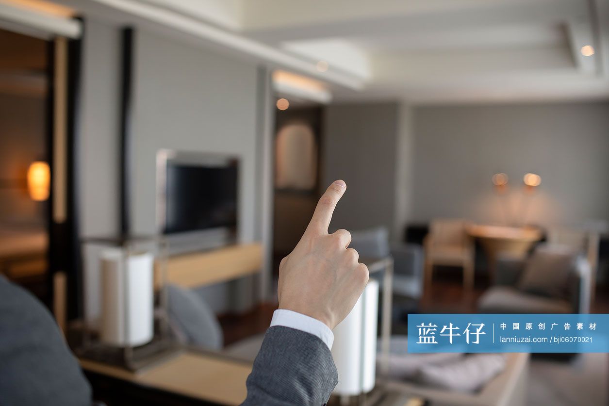 年轻商务男士和智能家居-蓝牛仔影像-中国原创广告影像素材