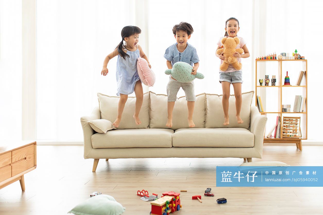 三个小朋友在客厅玩耍