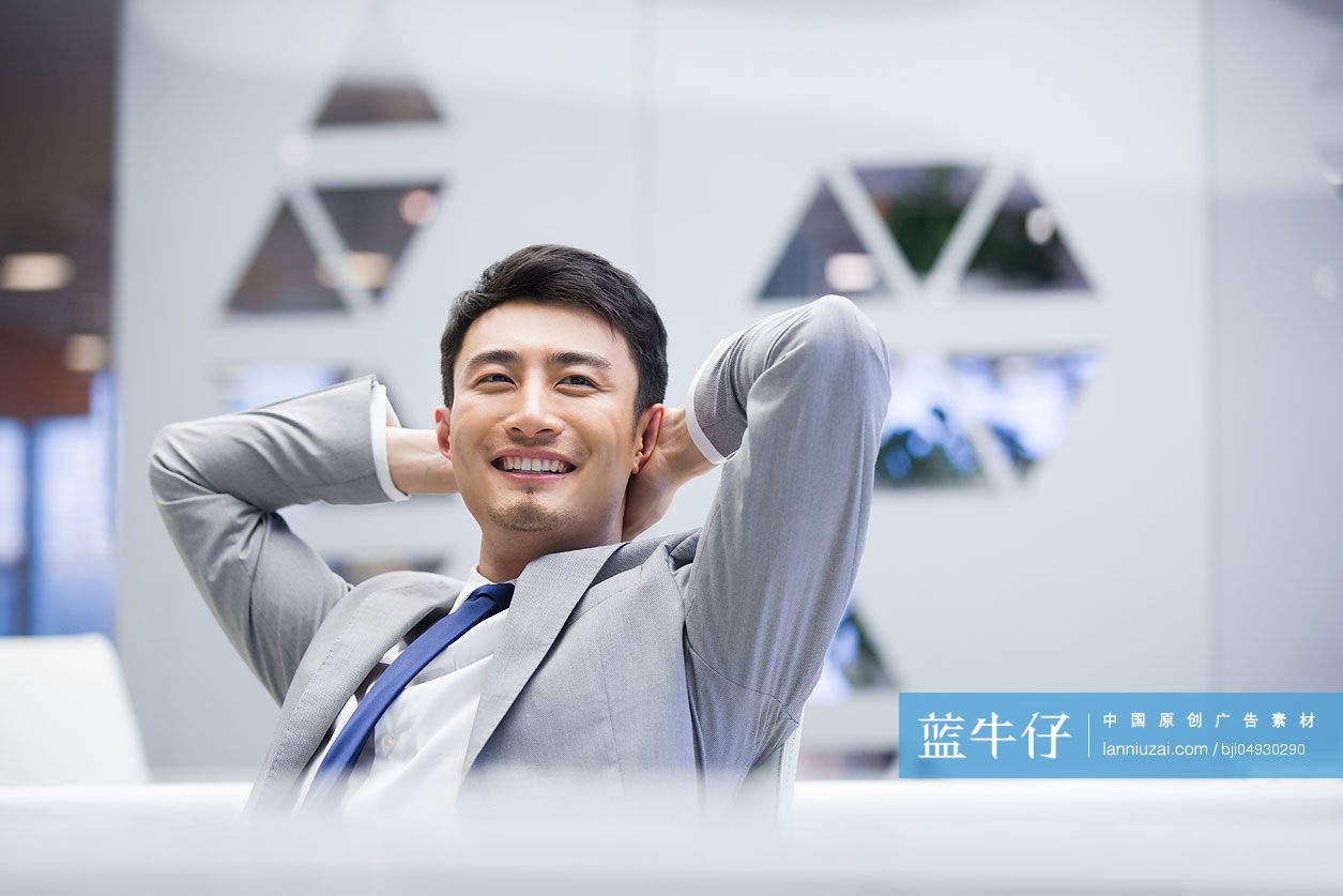 年轻商务男士在办公室思考