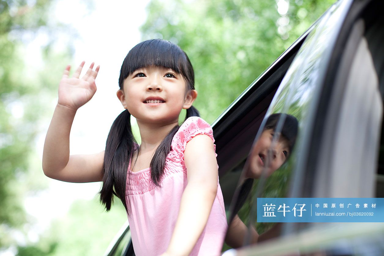 小女孩身体探出车窗挥手