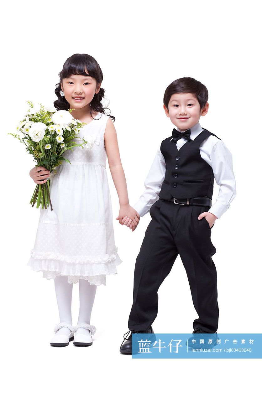 快乐的小男孩和小女孩手牵手