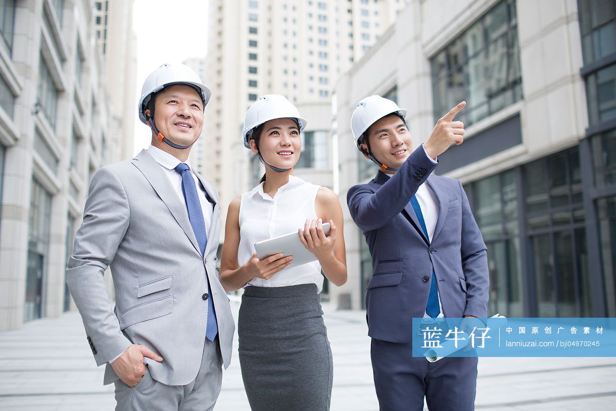 建筑设计师团队在户外讨论