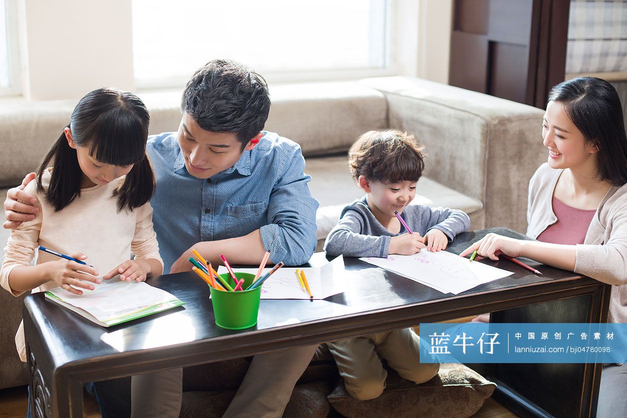 年轻父母指导孩子们做作业