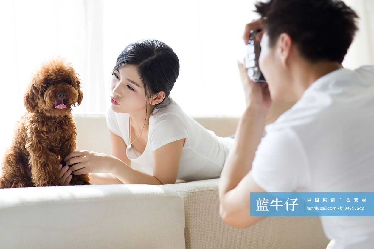 年轻情侣在家放松-蓝牛仔影像-中国原创广告影像素材