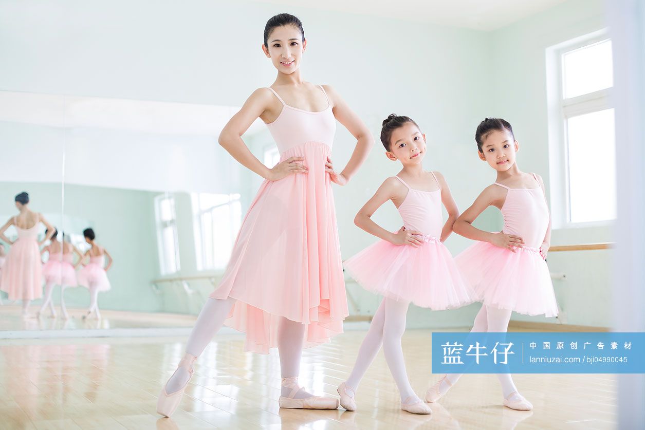 年轻舞蹈老师教小女孩们跳芭蕾