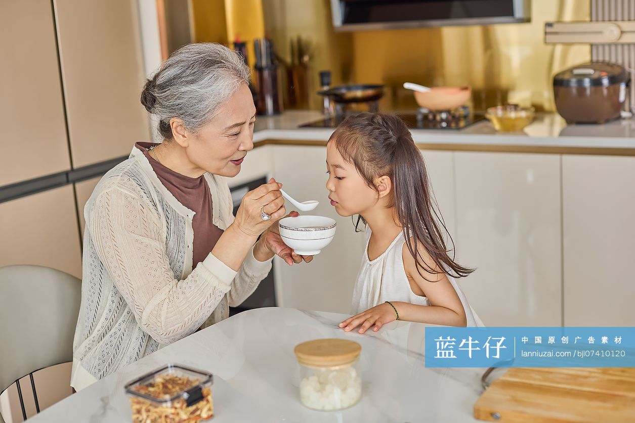 老年人在家制作健康美食