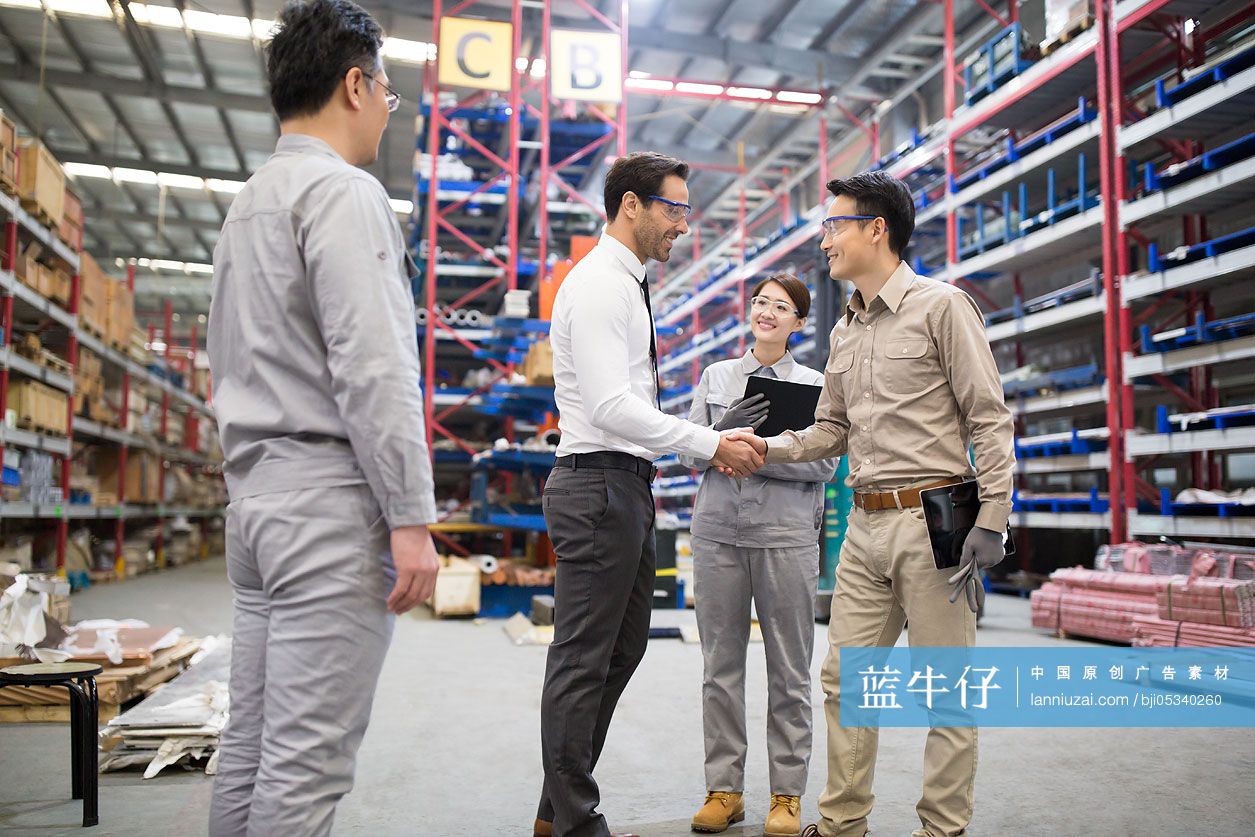 商务男士和工程师在工厂握手