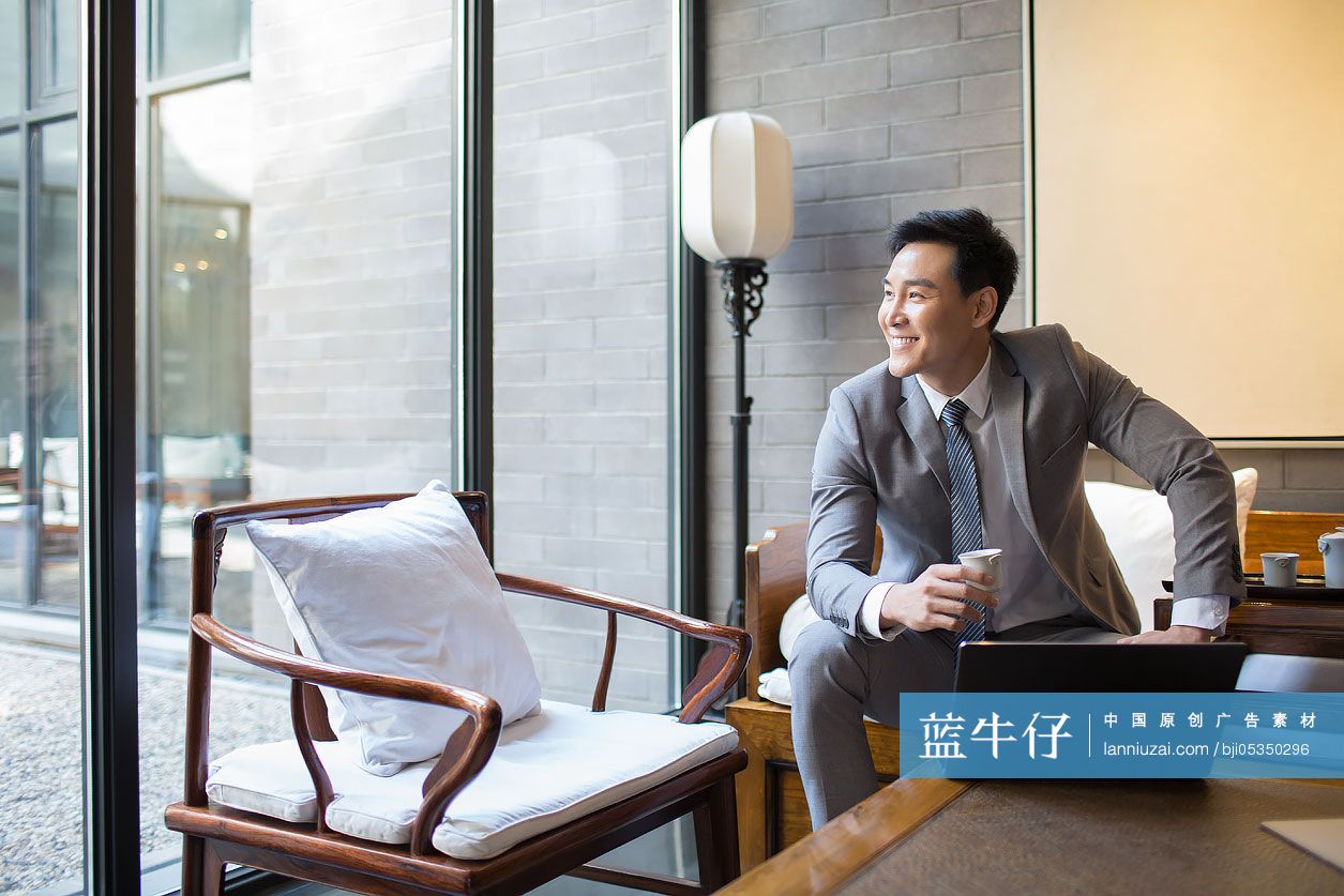 成功商务男子思考-蓝牛仔影像-中国原创广告影像素材