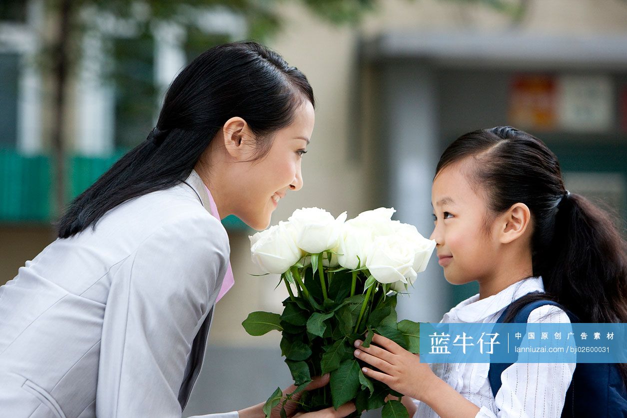 小女孩给妈妈送花