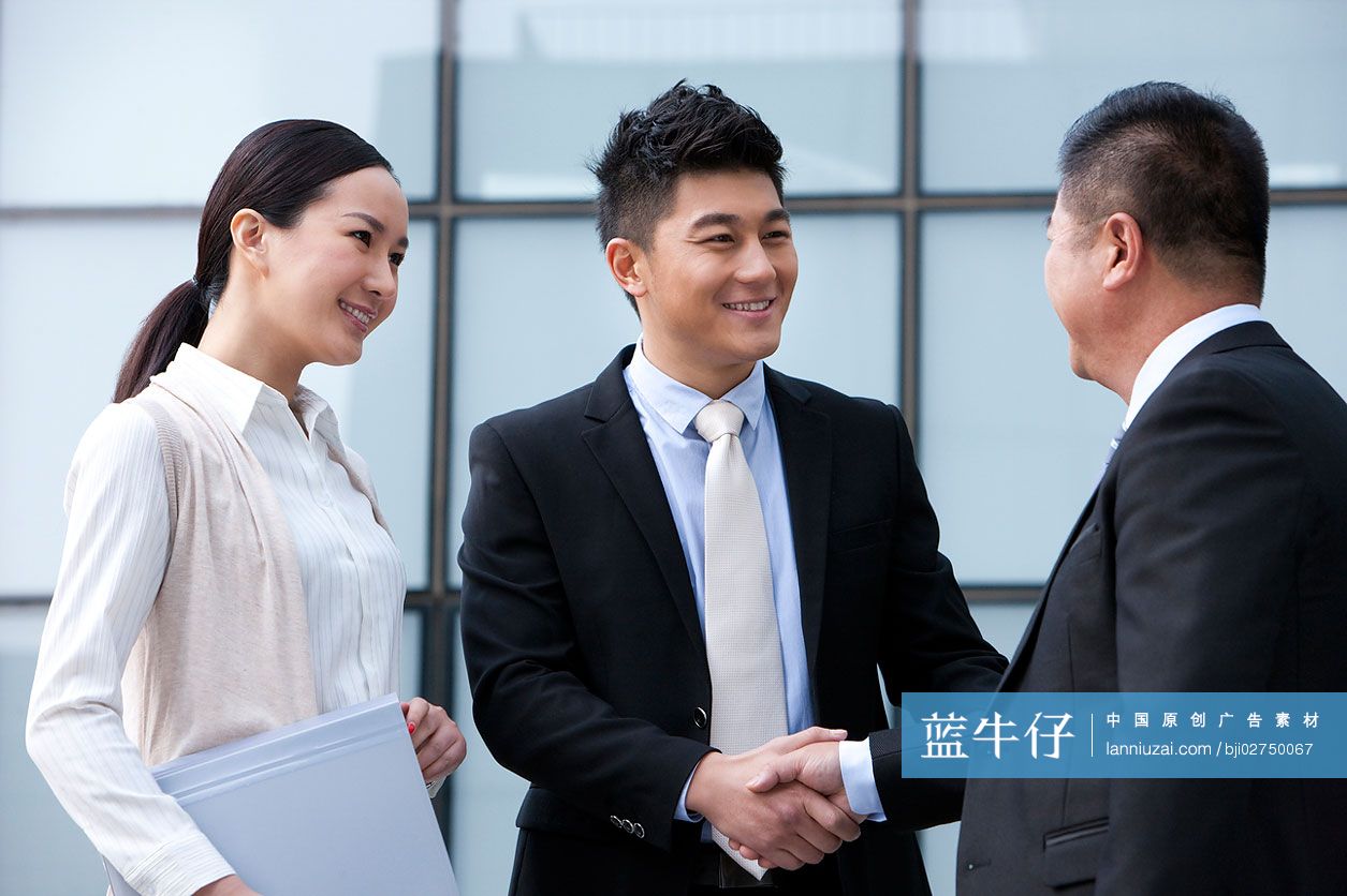 商务人士握手交谈