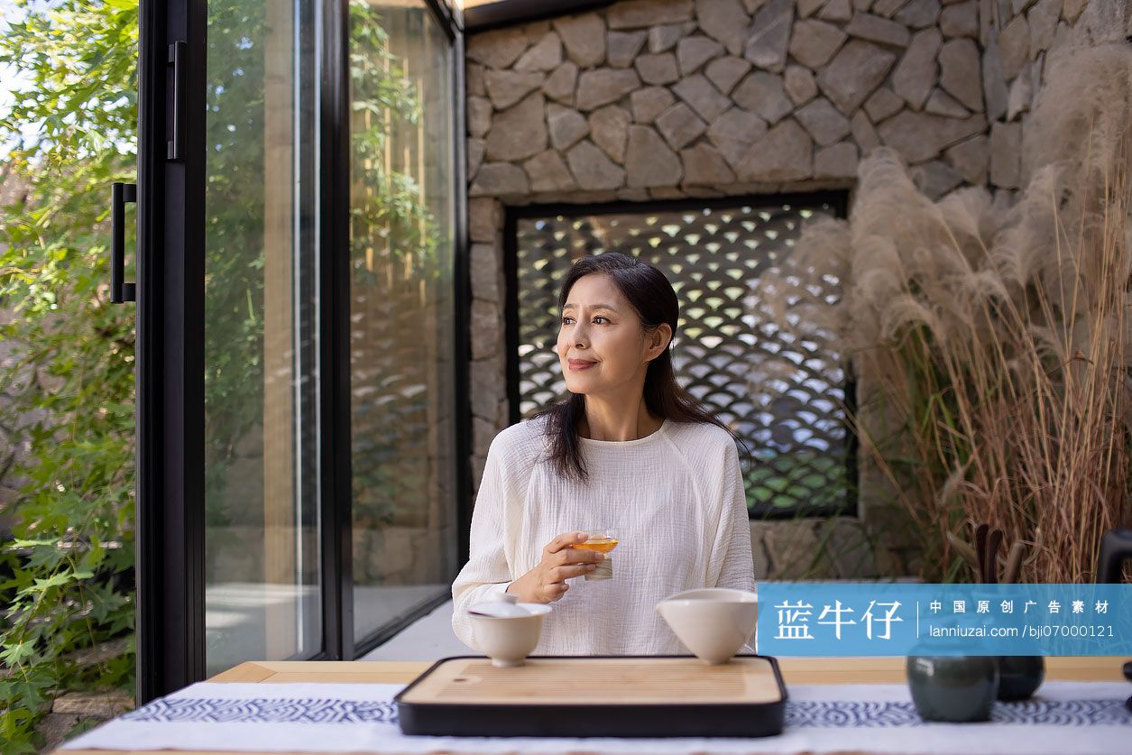 老年女子在茶室里品茶-蓝牛仔影像-中国原创广告影像素材