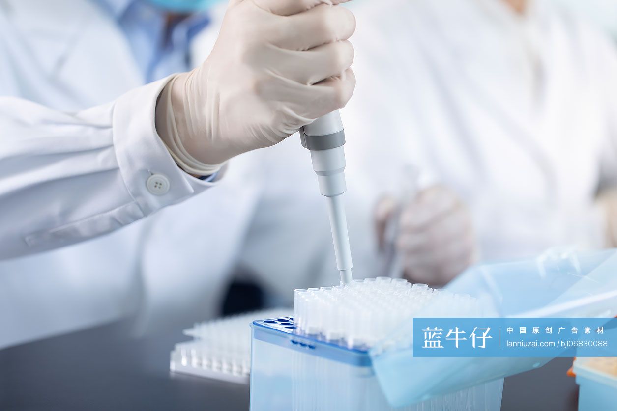 医学研究员在实验室工作