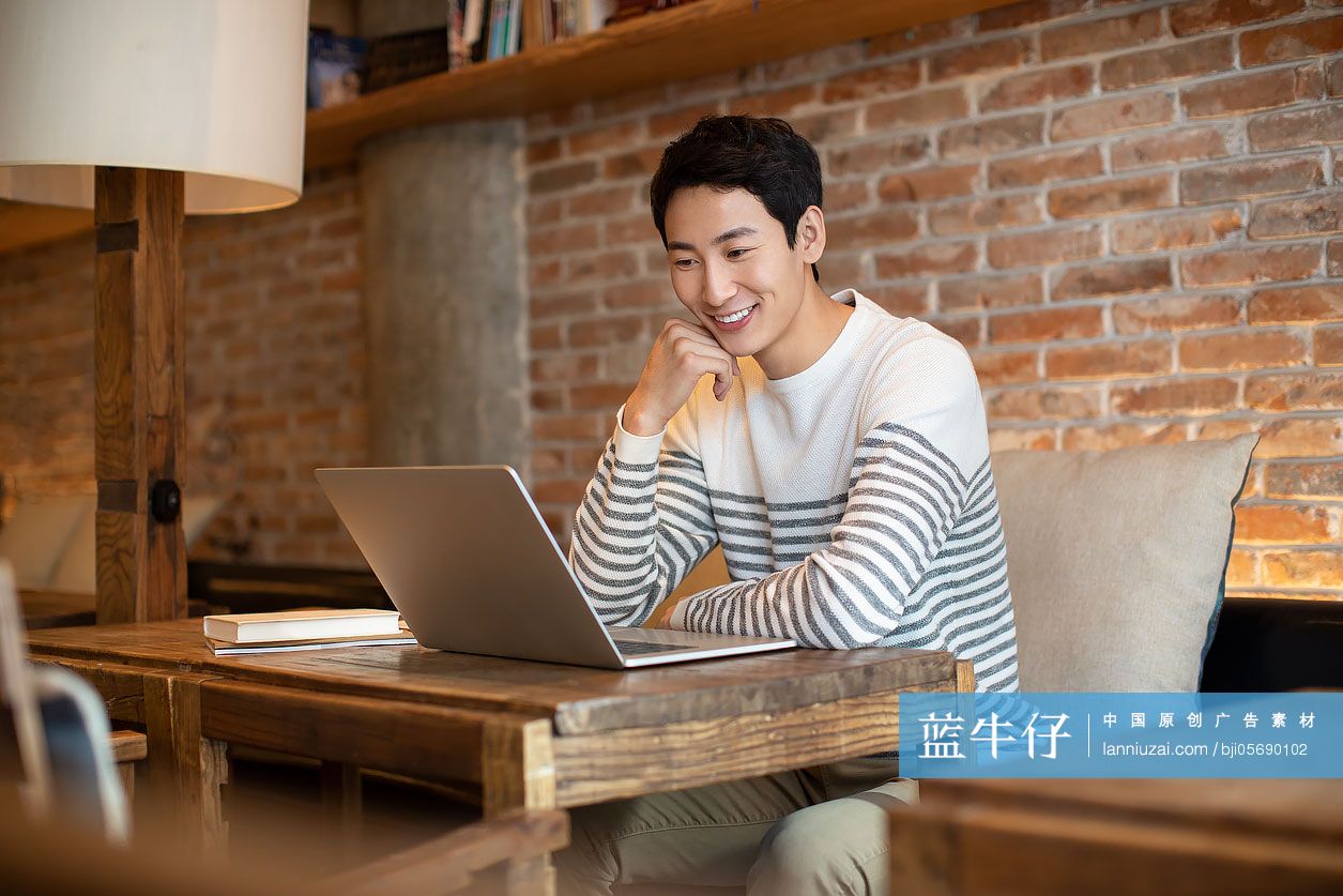 年轻男士在咖啡店学习