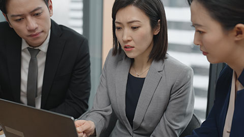 Confident Chinese business people having a meeting,4K