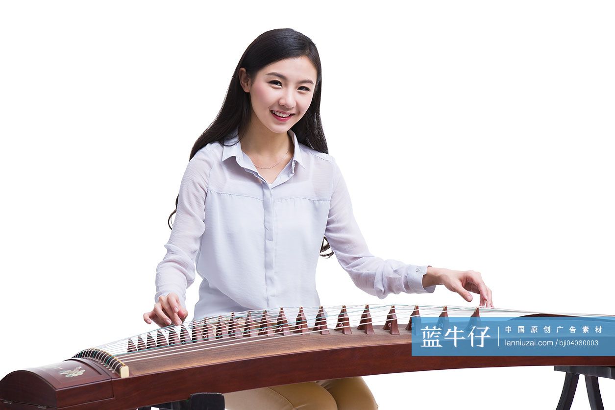 年轻女孩弹古筝