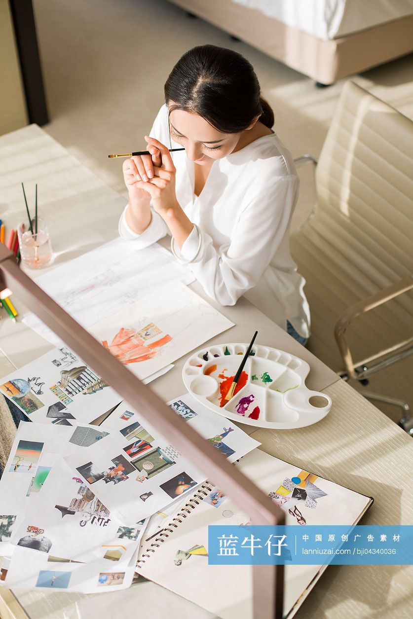 服装设计师画草图