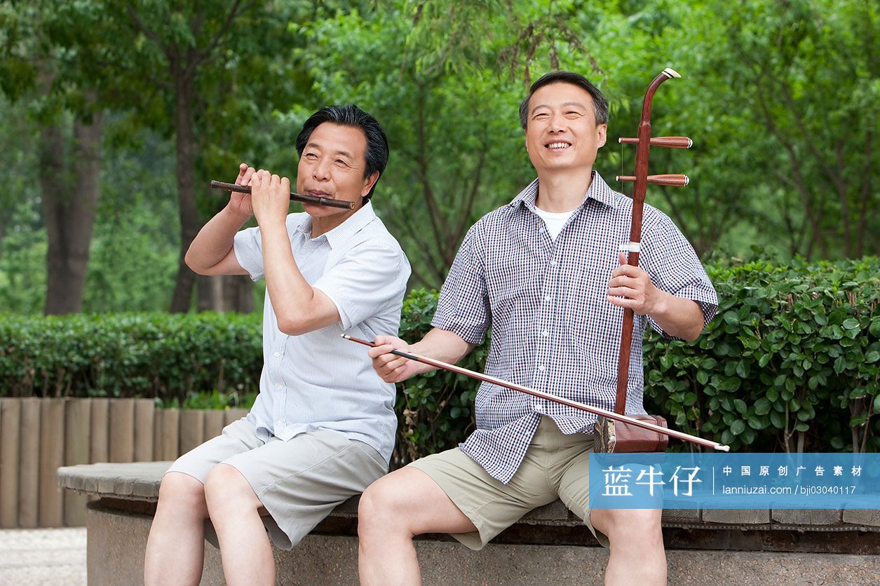 老人在公园演奏传统乐器-蓝牛仔影像-中国原创广告影像素材