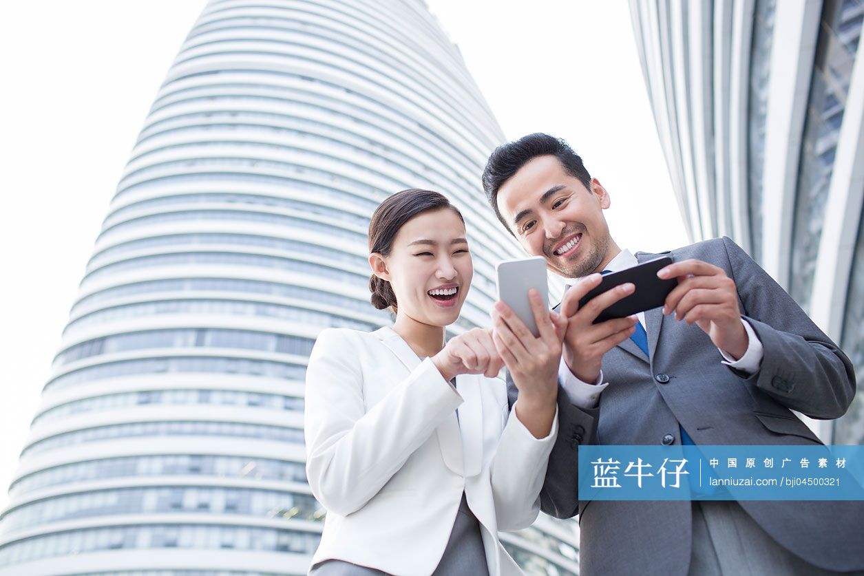 商务人士使用手机