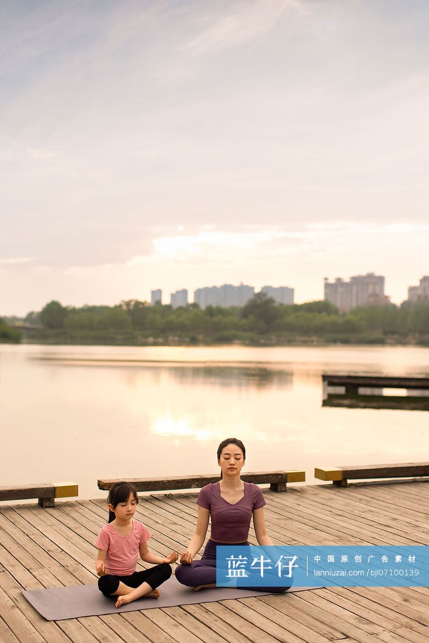 妈妈和女儿做瑜伽