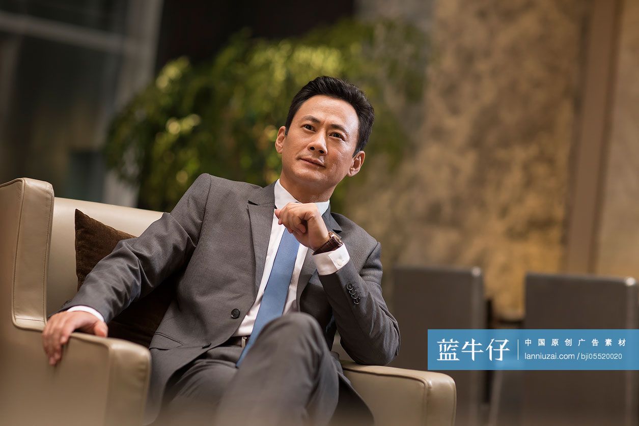 成功商务男士思考