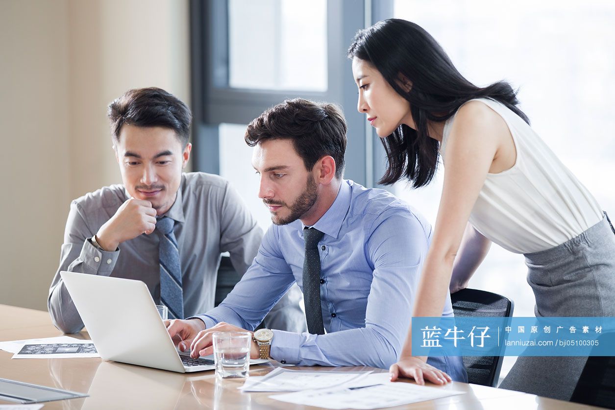 商务人士在会议室开会