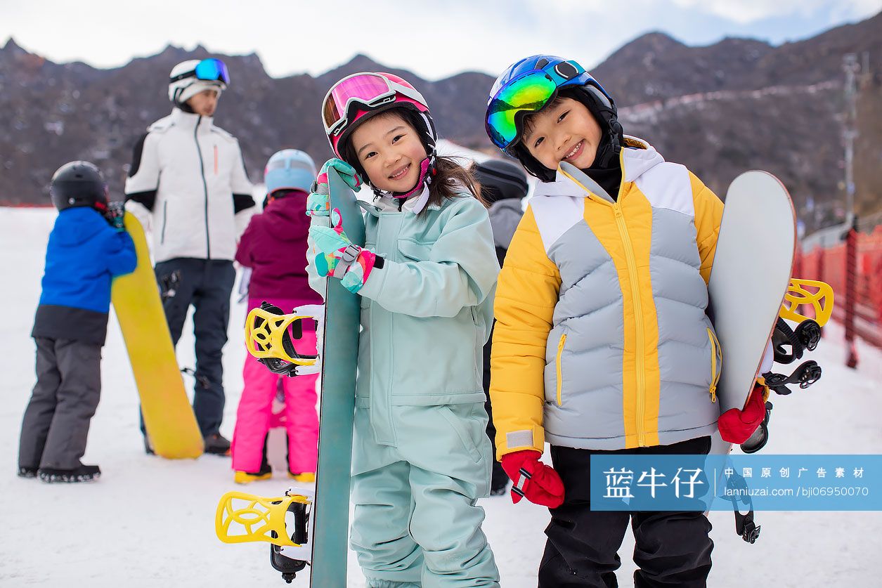 孩子们和教练在滑雪场玩