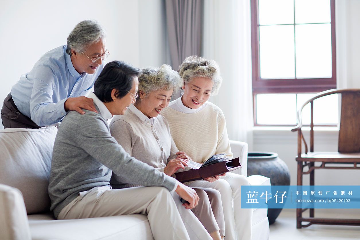 快乐的老年朋友看相册