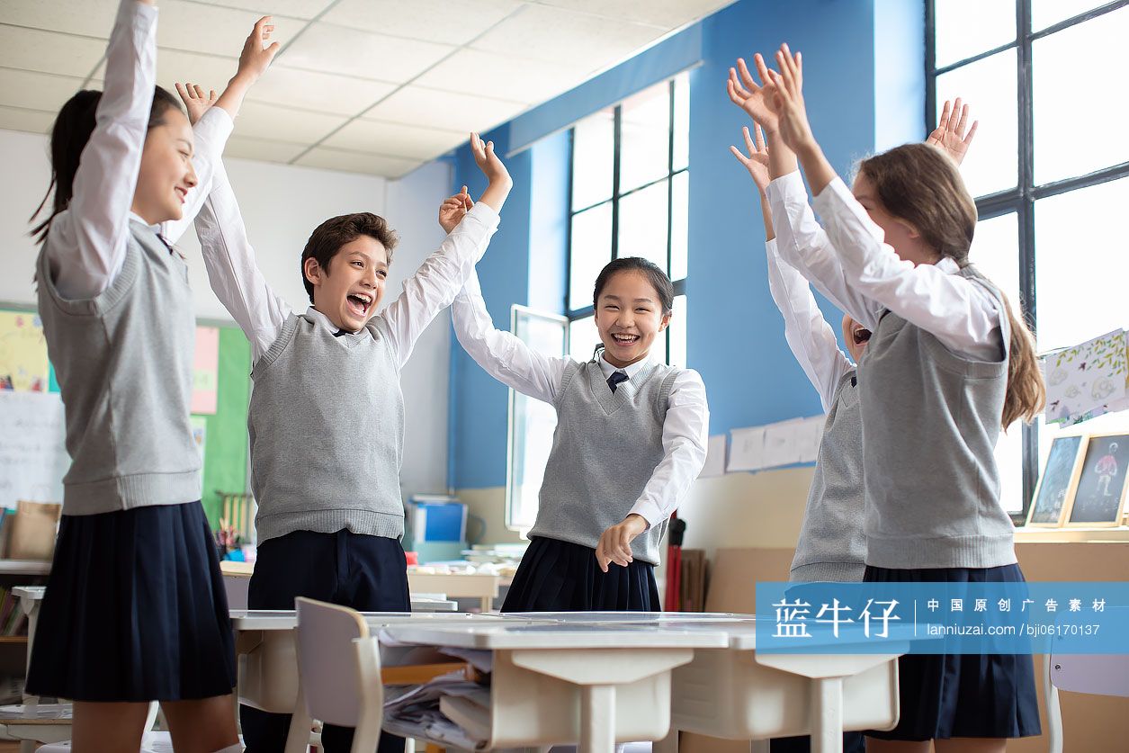 同学们在教室欢呼