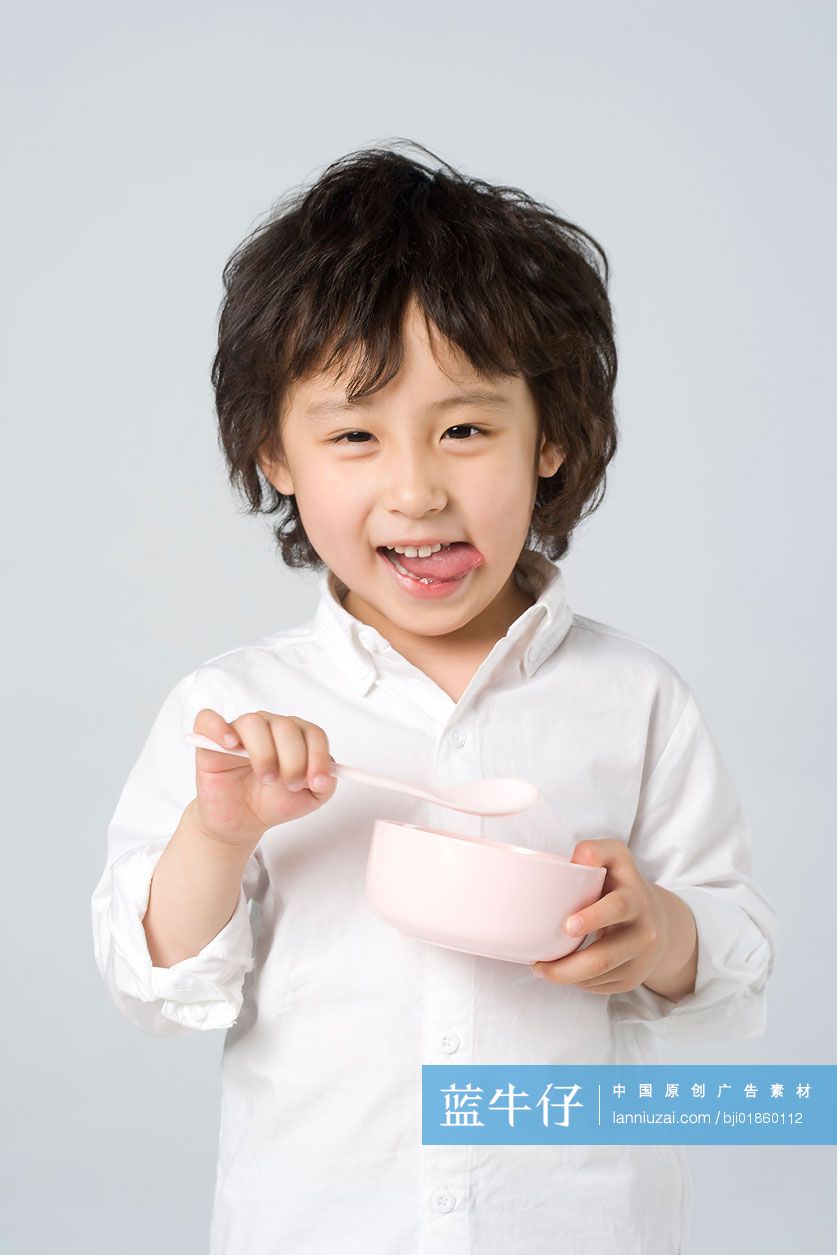 小男孩拿着碗