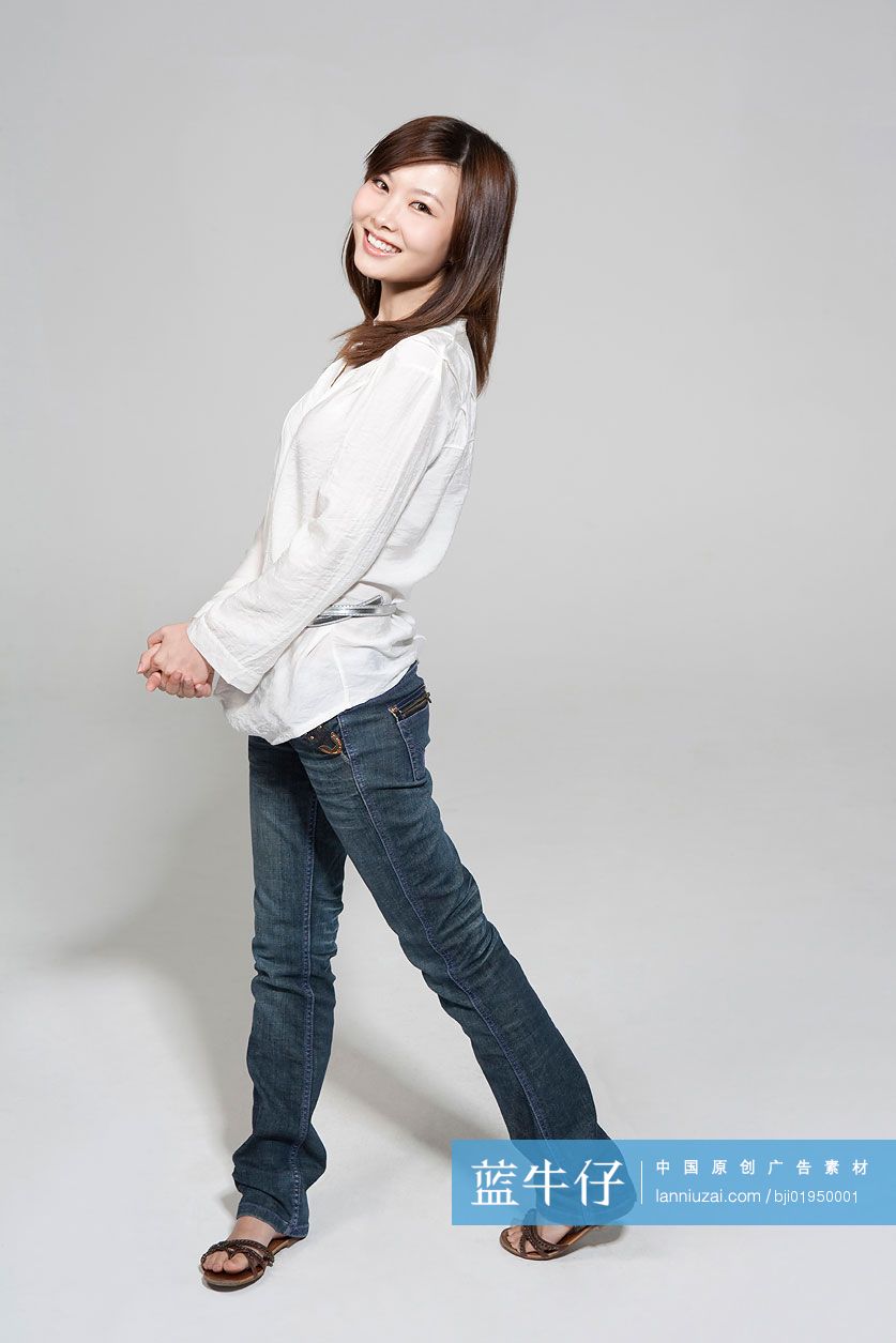 年轻女性全身肖像